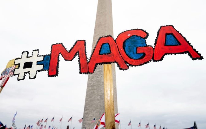 Un panneau MAGA devant le Washington Monument lors d'un rassemblement Trump le 6 janvier.
